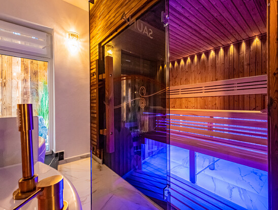 Ideální teplota ve finské sauně: Jak si saunování užít a nepřepálit začátek